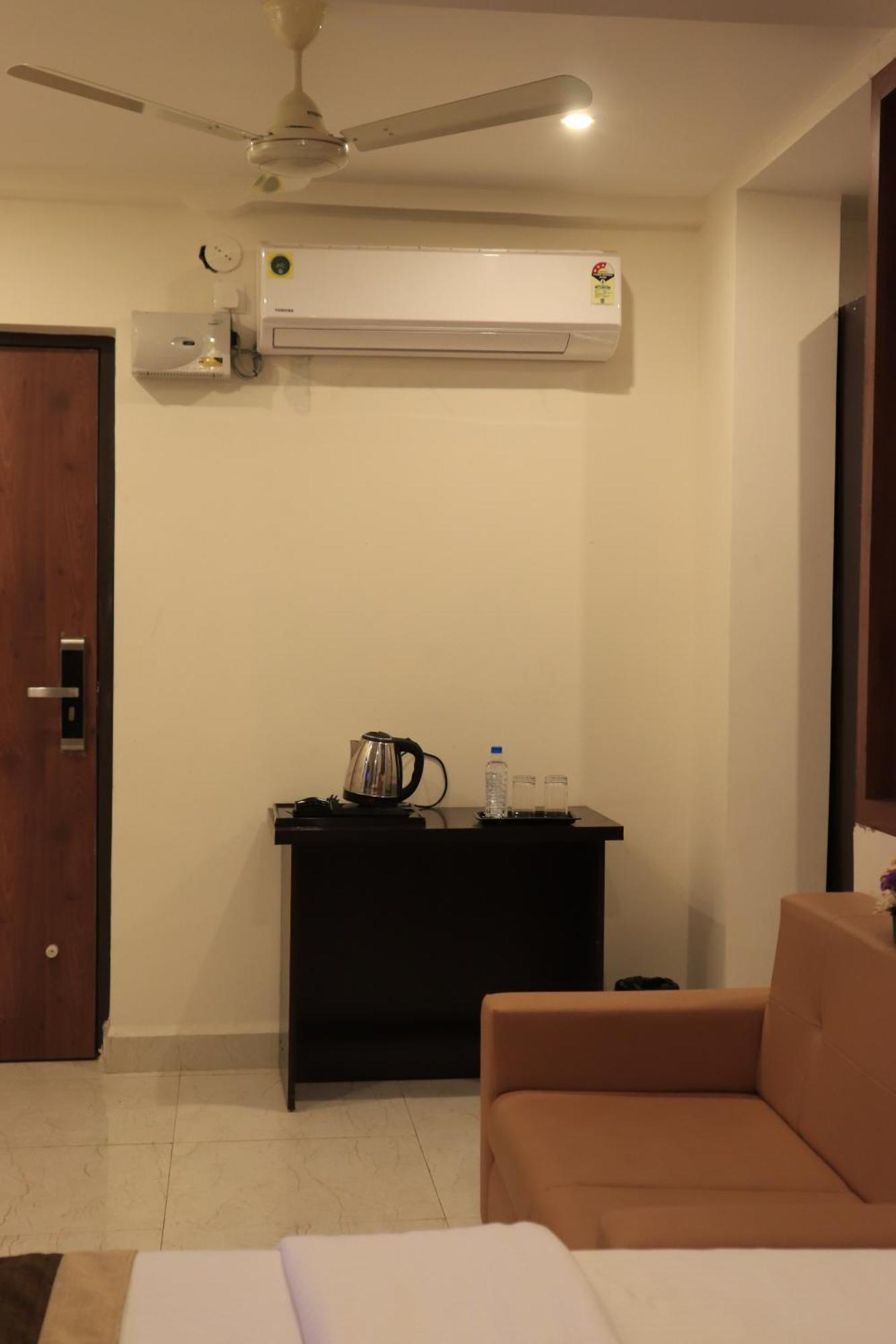 Balaji Gold Inn Hotel フブリ エクステリア 写真