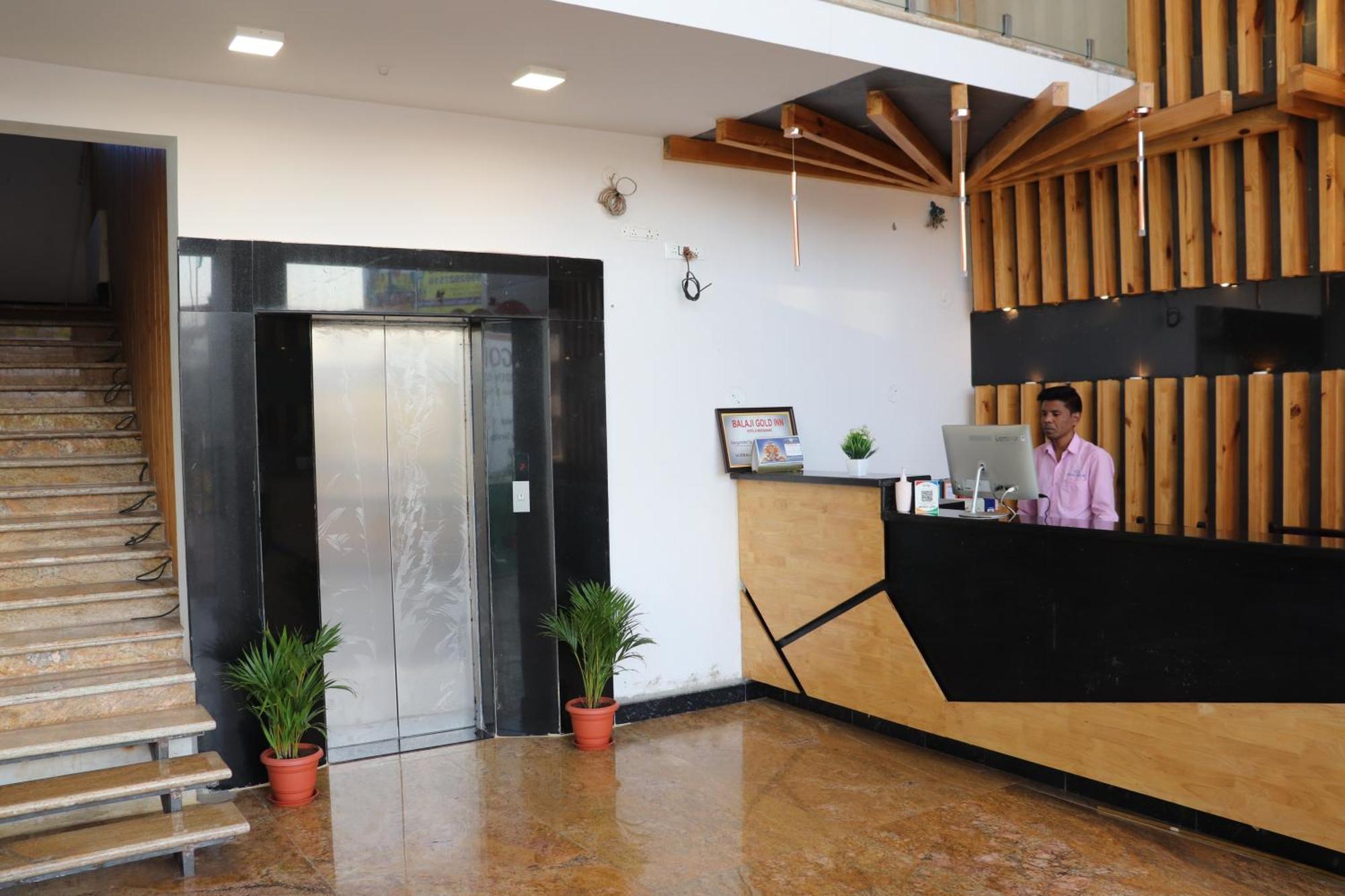 Balaji Gold Inn Hotel フブリ エクステリア 写真